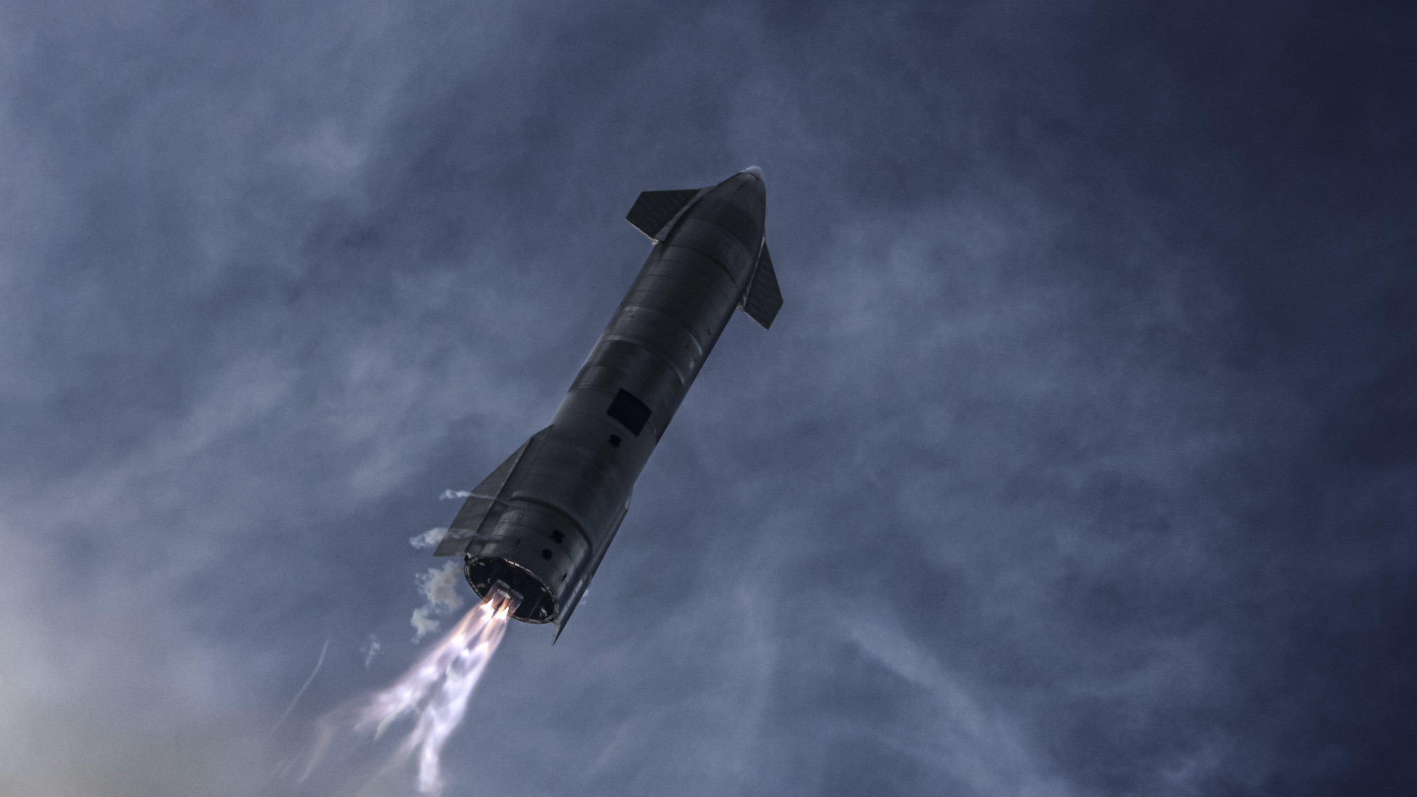 Imaginea 1: Prototipul SN10, cu câteva secunde înainte de revenirea la sol, după al treilea zbor până la altitudinea de 10 km din cadrul programului Starship al companiei SpaceX. SN10 a explodat la scurt timp după ce acesta aterizase aparent în siguranță la sol. Sursa foto: SpaceX