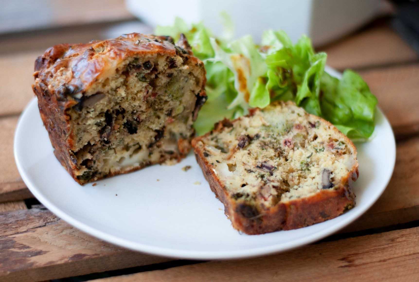 Photo du cake salé avec de la salade