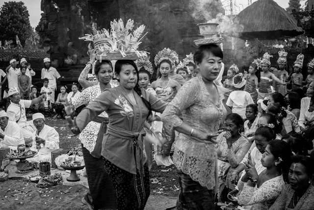 Fumes - Women, flowers and dances - photo by ROKMA