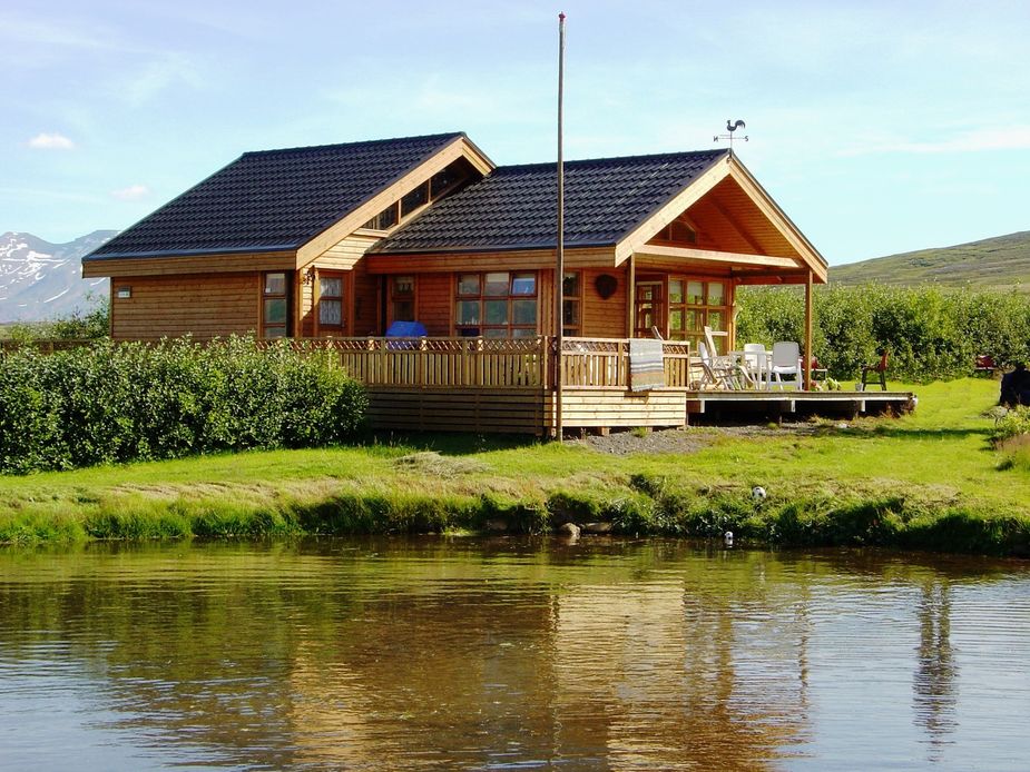 Die Holzhütte ist an einem kleinen Teich in der Nähe von Dalvík gelegen