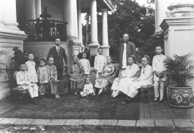 Straits Chinese family, 1920s
