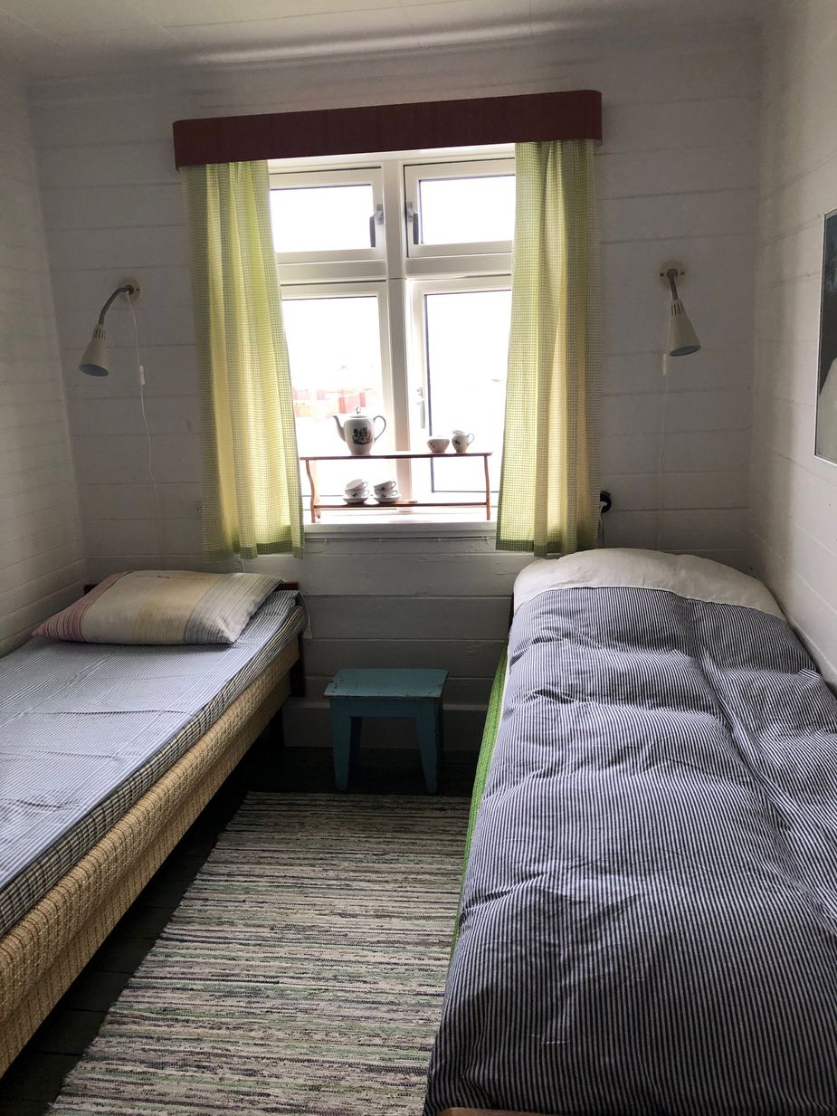 Schlafzimmer mit zwei Einzelbetten (2x70cm) die zu einem Doppelbett zusammengefügt werden können.