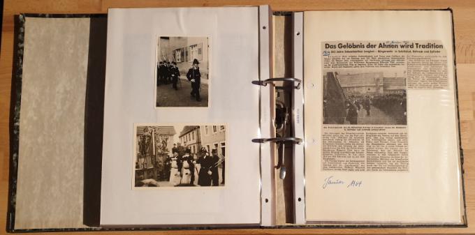 Der Ordner enthält neben Fotos auch viele, teils über 50 Jahre alte Zeitungsausschnitte