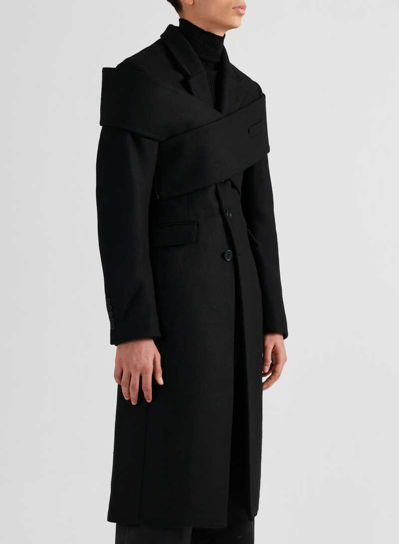 Basam Coat Black, side view. GmbH AW22 collection.