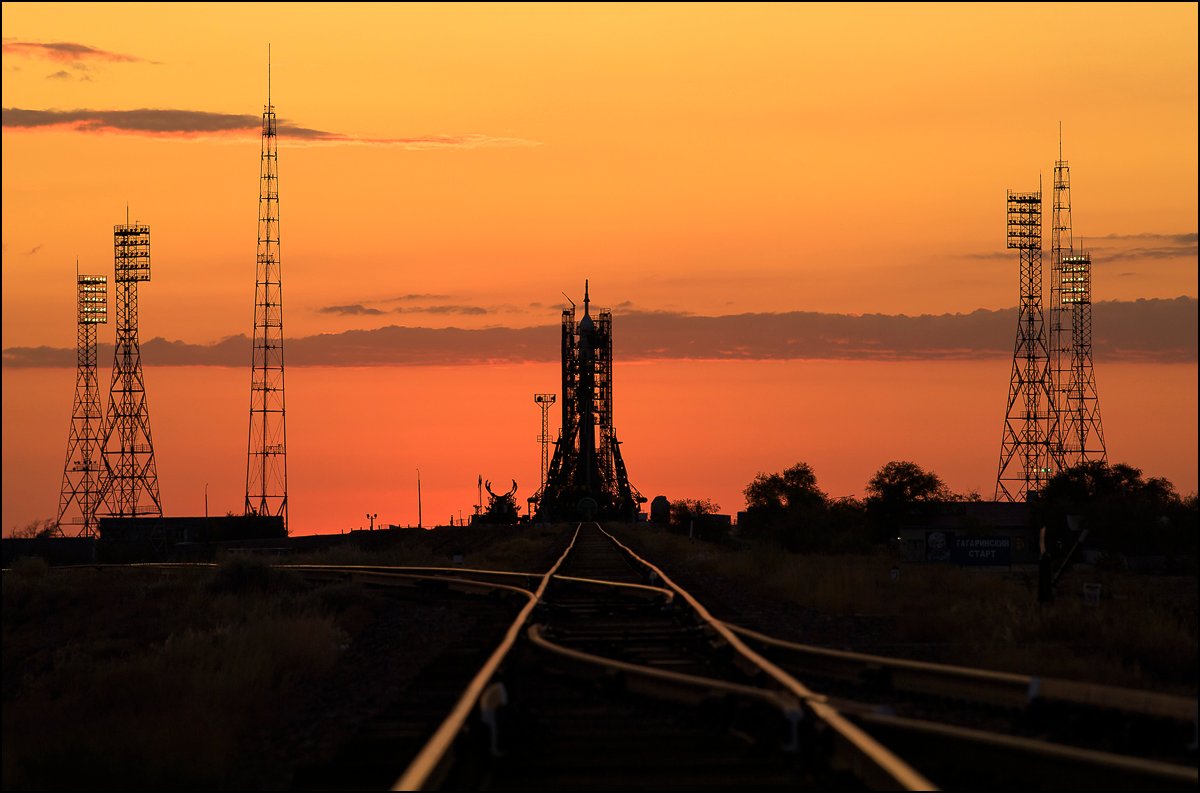 Imaginea 1: Ultima rachetă Soyuz-FG, pe rampa 1⁄5 de la Baikonur, înaintea lansării capsulei Soyuz MS-15. Este probabil ultimul zbor al unei rachete de pe această rampă, pentru mulți ani de acum înainte (Sursa foto: NASA).