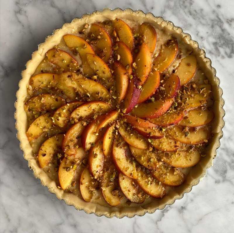 peach and frangipane tart with pistachios 🍑😋