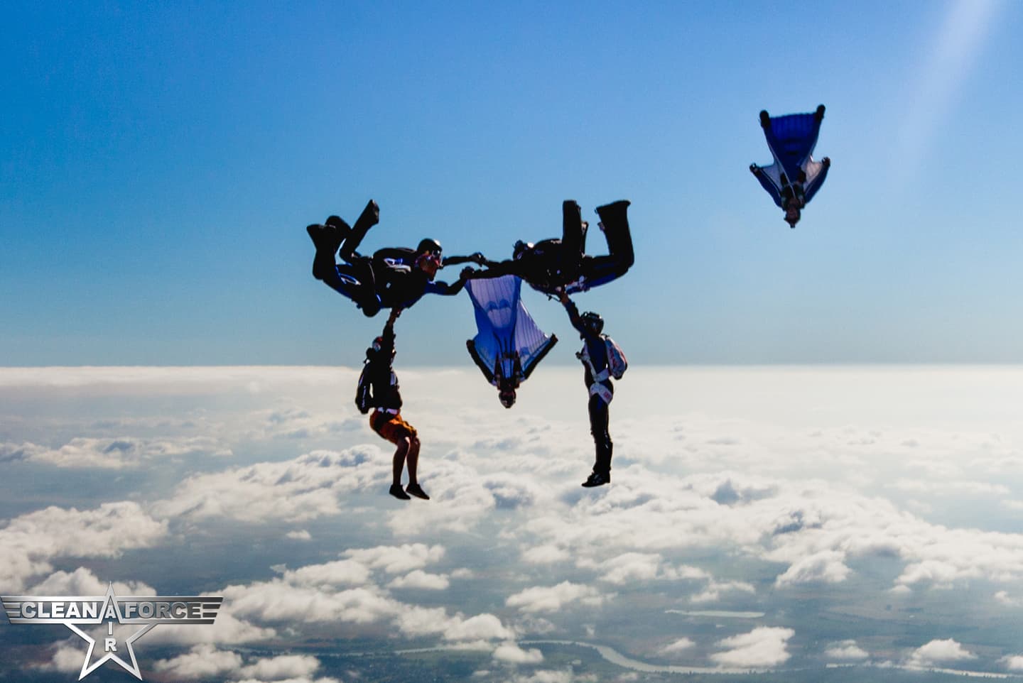 saut en chute libre mixant 3 disciplines du parachutisme sportif en bourgogne, dans le 71