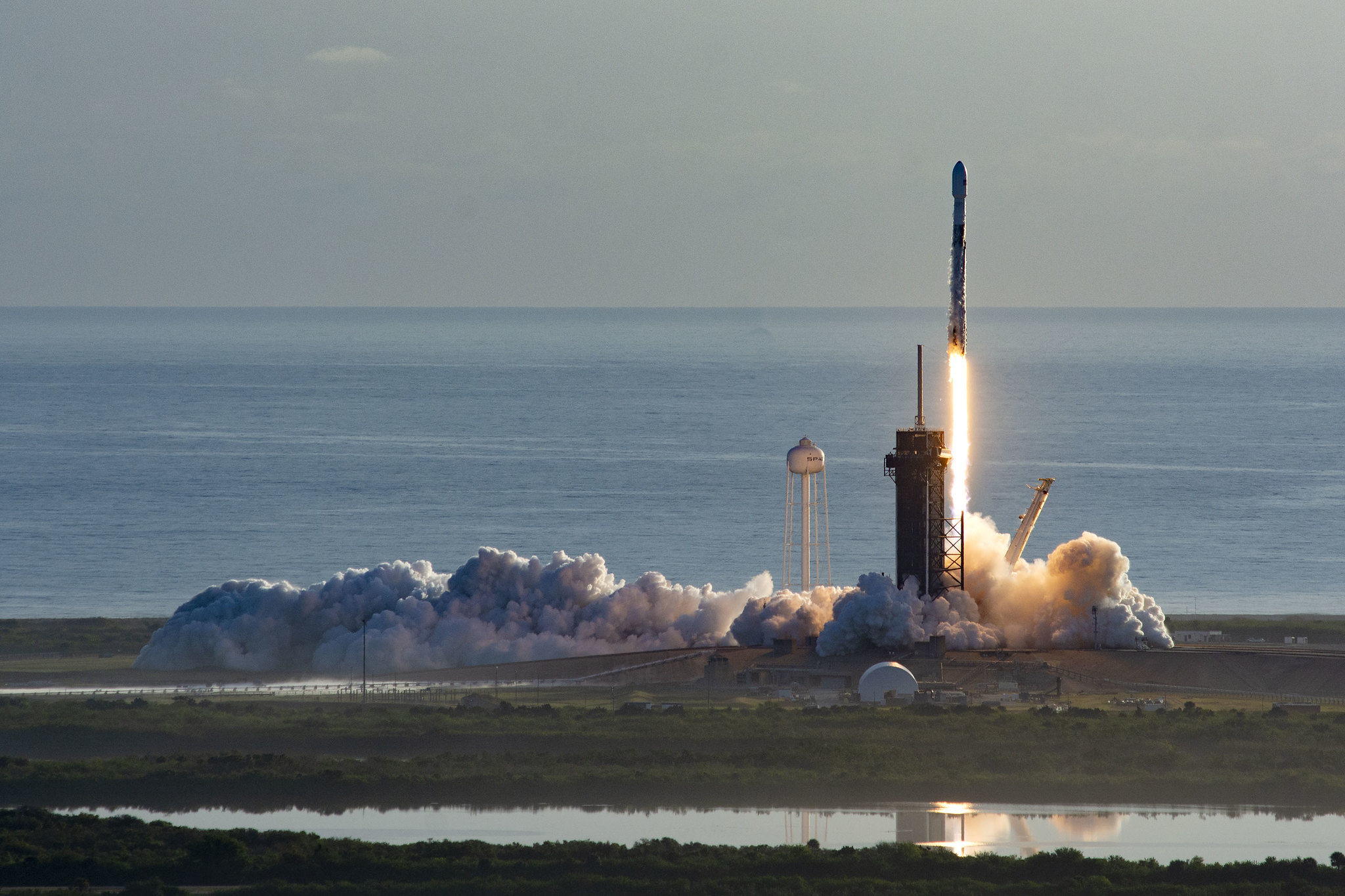 Imaginea 1: A cincea lansarea a unei trepte primare Falcon 9 (seria B1048) și pentru prima dată când SpaceX a refolosit conul protector. Din păcate, o nouă recuperare a primei trepte a eșuat, iar unul din cele motoare Merlin a suferit probleme tehnic în timp ce racheta se îndrepta spre orbită, însă lipsa lui a fost compensată de celelalte opt motoare, misiunea fiind una încheiată cu succes. Sursa foto: SpaceX.