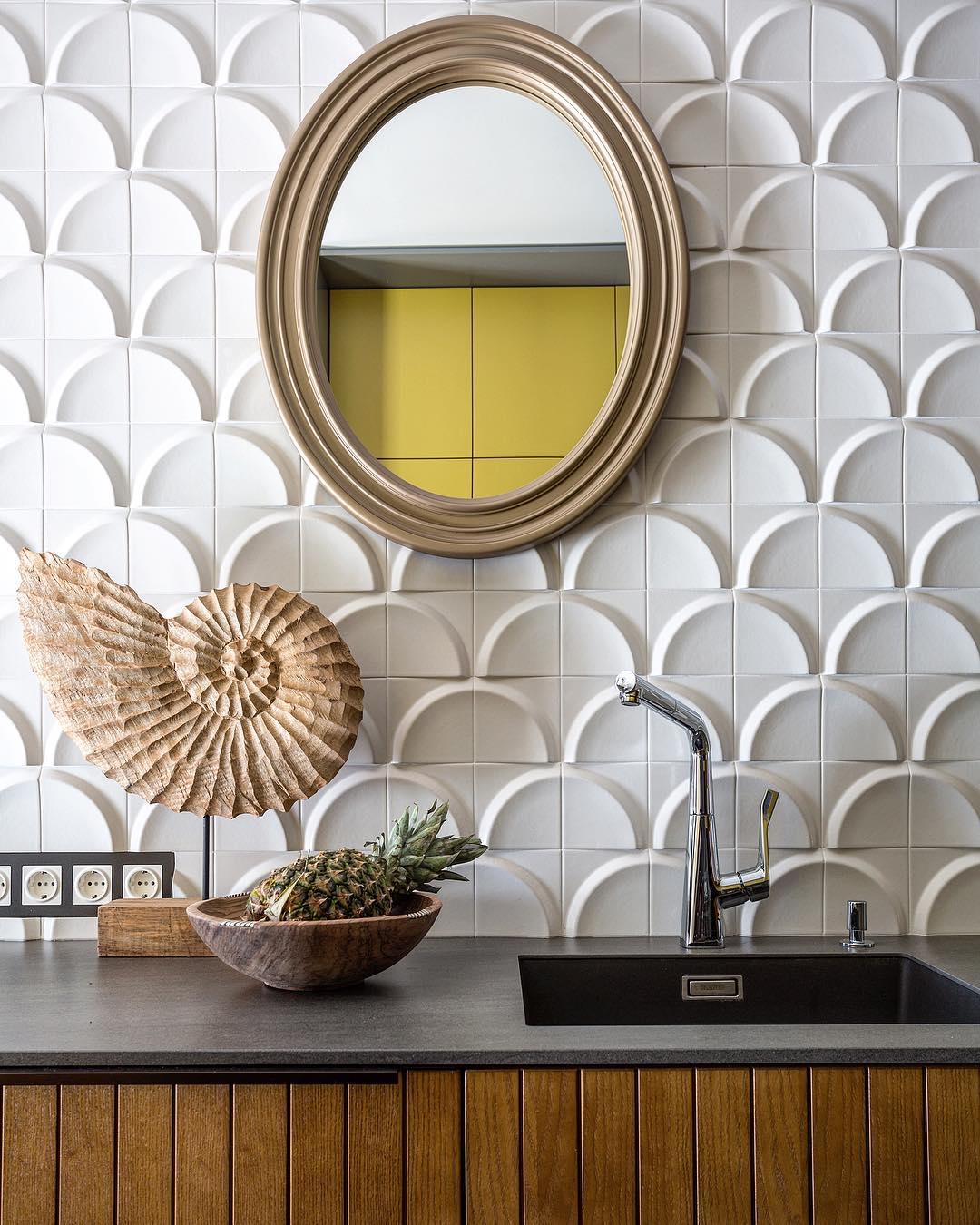 Make Interiors | Друзья, проект #tropical_holiday65 появился и в электронной версии журнала @elledecorationru ✨ Ссылка в шапке нашего профиля☝🏻Очень любимый нами кадр кухни в исполнении @evgeniikulibaba 📸
