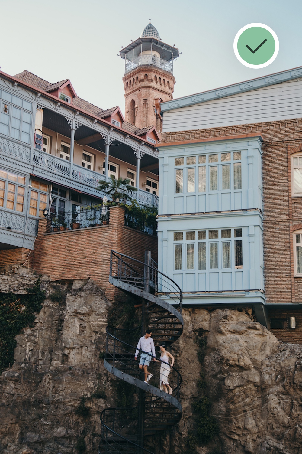Zdjęcia ślubne Poznań - para wchodząca po schodach, Tbilisi Gruzja, świetna kompozycja