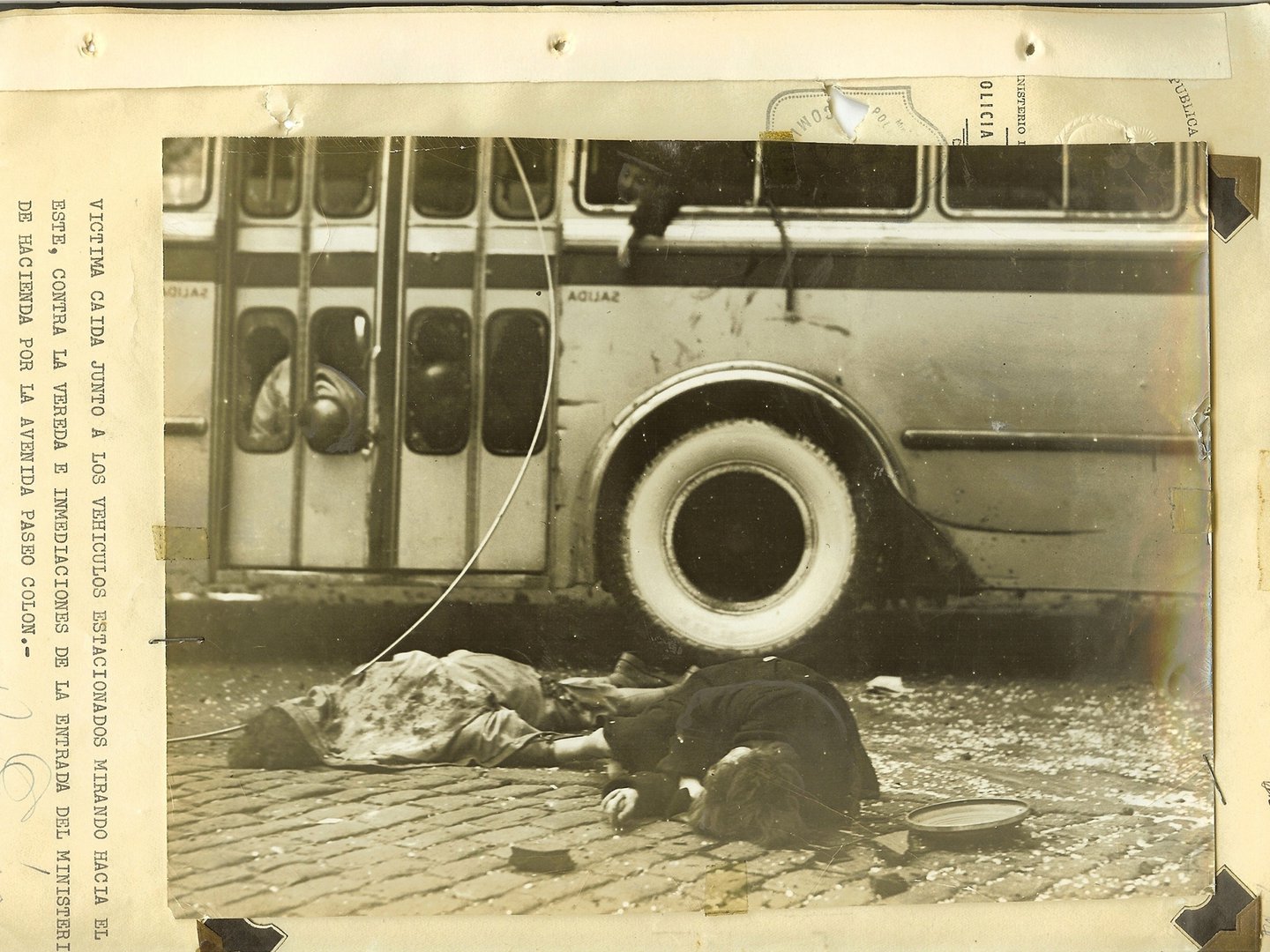 Mujeres muertas al lado de un colectivo, foto de archivo