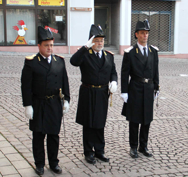 Die Leutnants Michael Heun und Peter Seitz neben dem Hauptmann