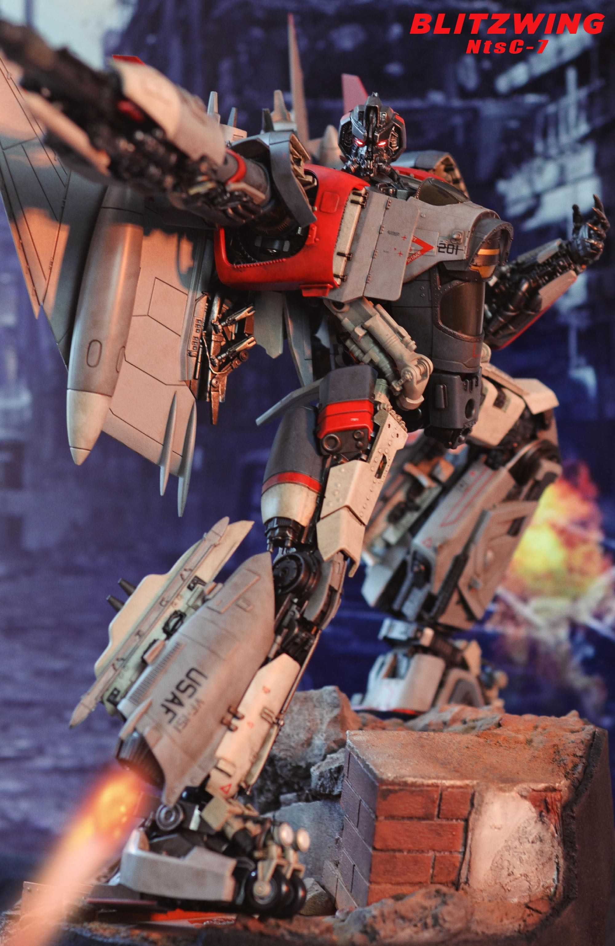 Bumblebee DLX Scale Collectible Series Blitzwing