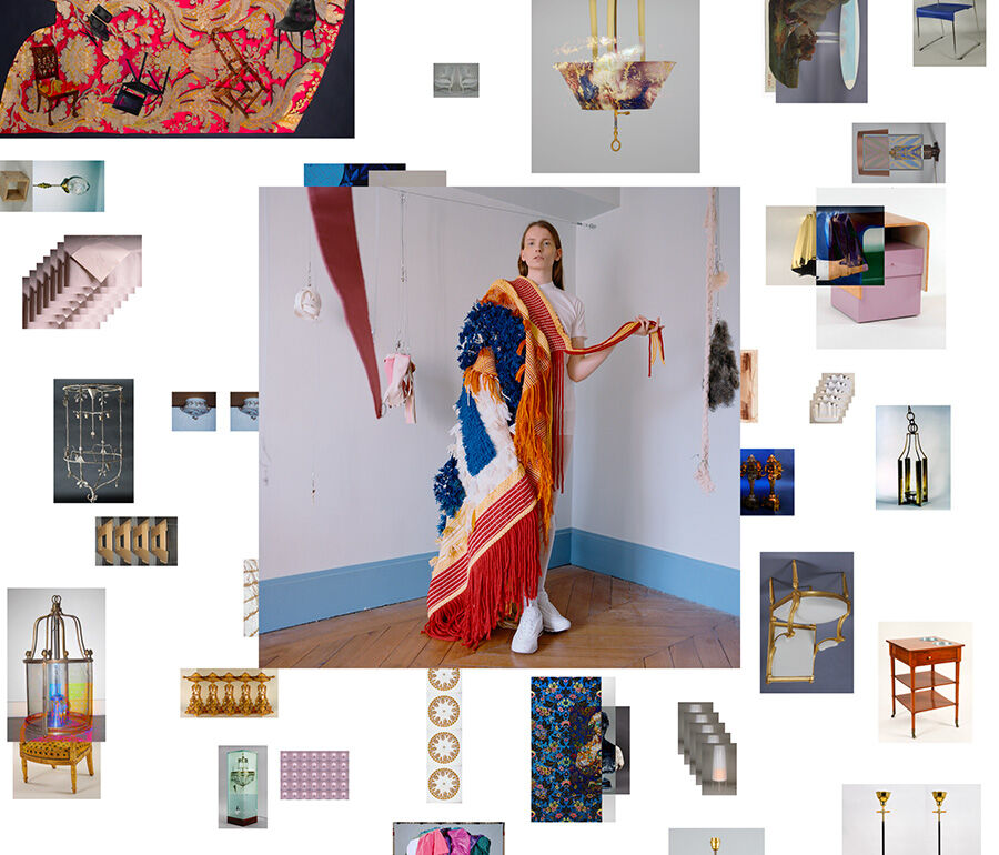 Au centre d'une pièce aux murs blancs, une femme de face porte une cape-tapis sur son épaule droite. La cape-tapis est très colorée et volumineuse. Autour de cette image centrale sont disposées de nombreuses images de meubles, d'objets et d'éléments architecturaux.