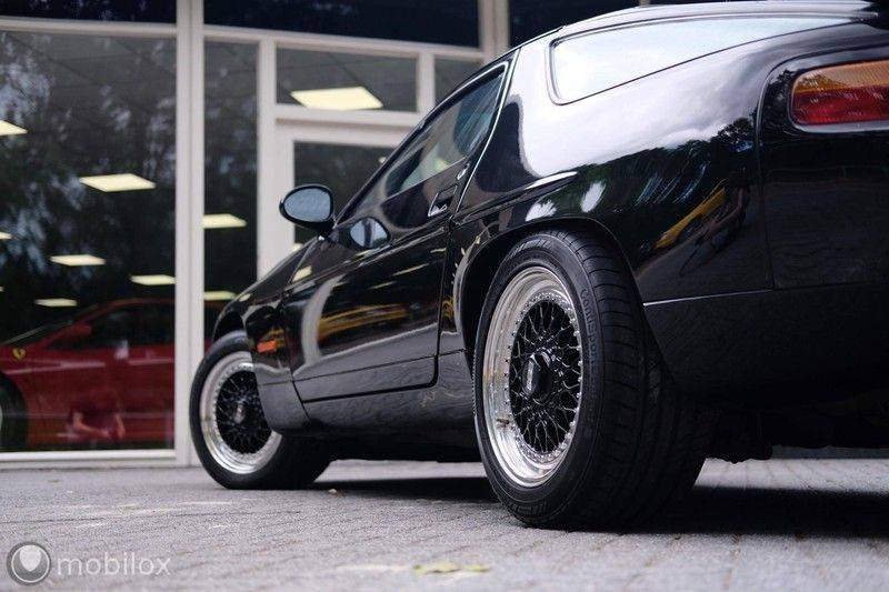 Porsche 928 5.0 S4 Coupé | BBS | Black on Black afbeelding 11