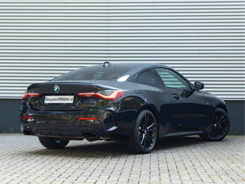 BMW 4 Serie Coupé M440i xDrive - High Executive - M-Remmen - Harman Kardon - Driving Ass Prof afbeelding 2