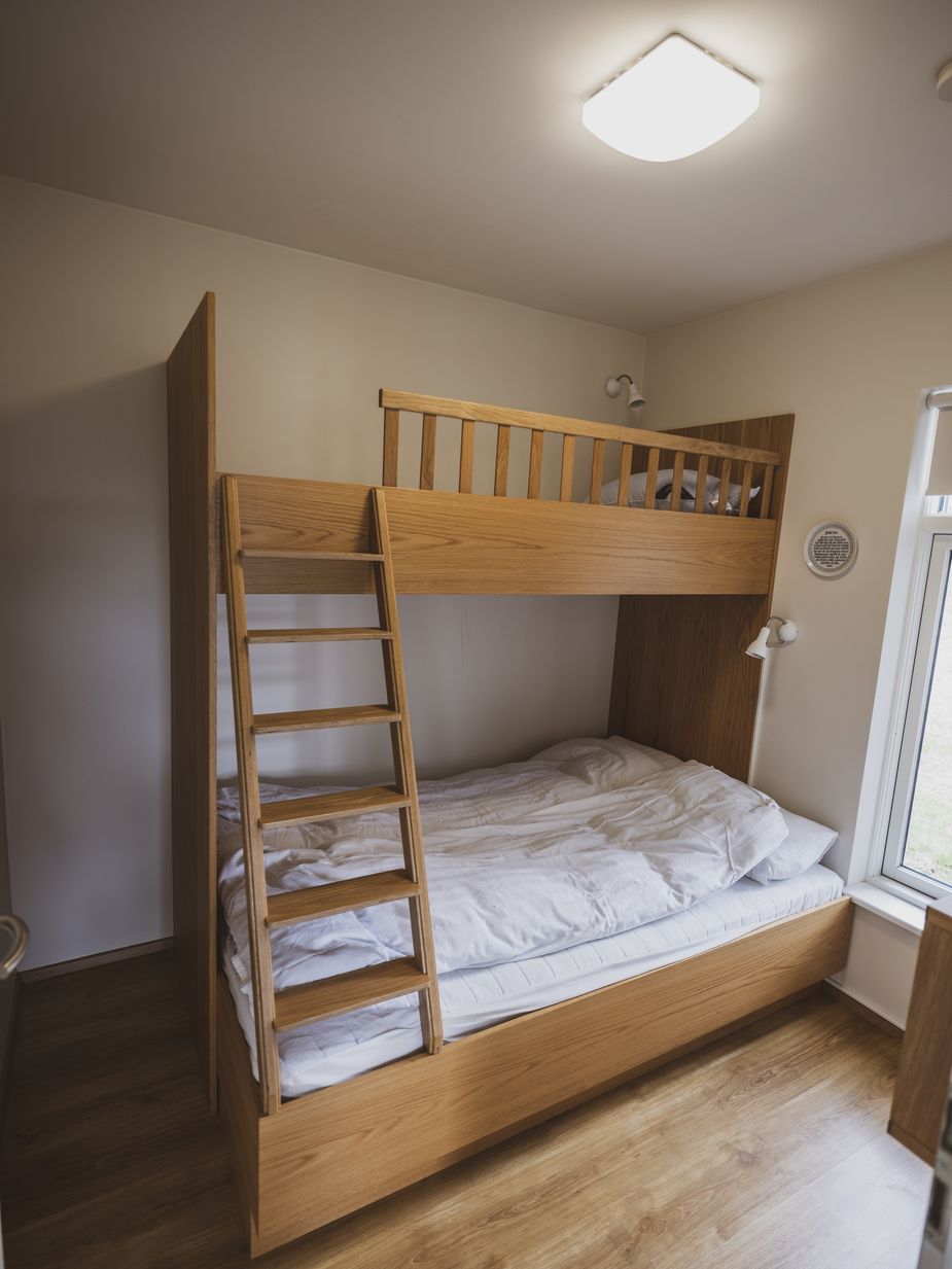 Schlafzimmer mit einem Doppel- und Einzelstockbett