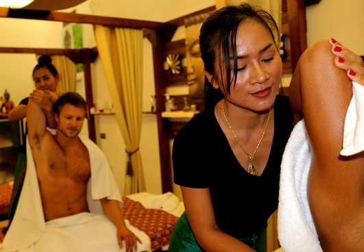 Un massage thaï fait par une masseuse dans un salon de massage