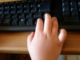 6才の小さい手でキーボード