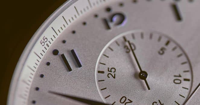 Analysieren Sie Ihren Outlookkalender Silbernes Ziffernblatt mit Sekundenzeiger