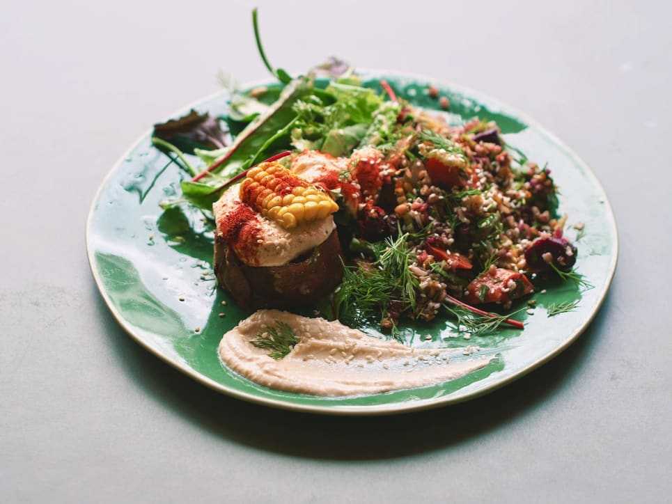 Most sustainable Amsterdam restaurants for 2021- colorful plant based meal by Vegabond