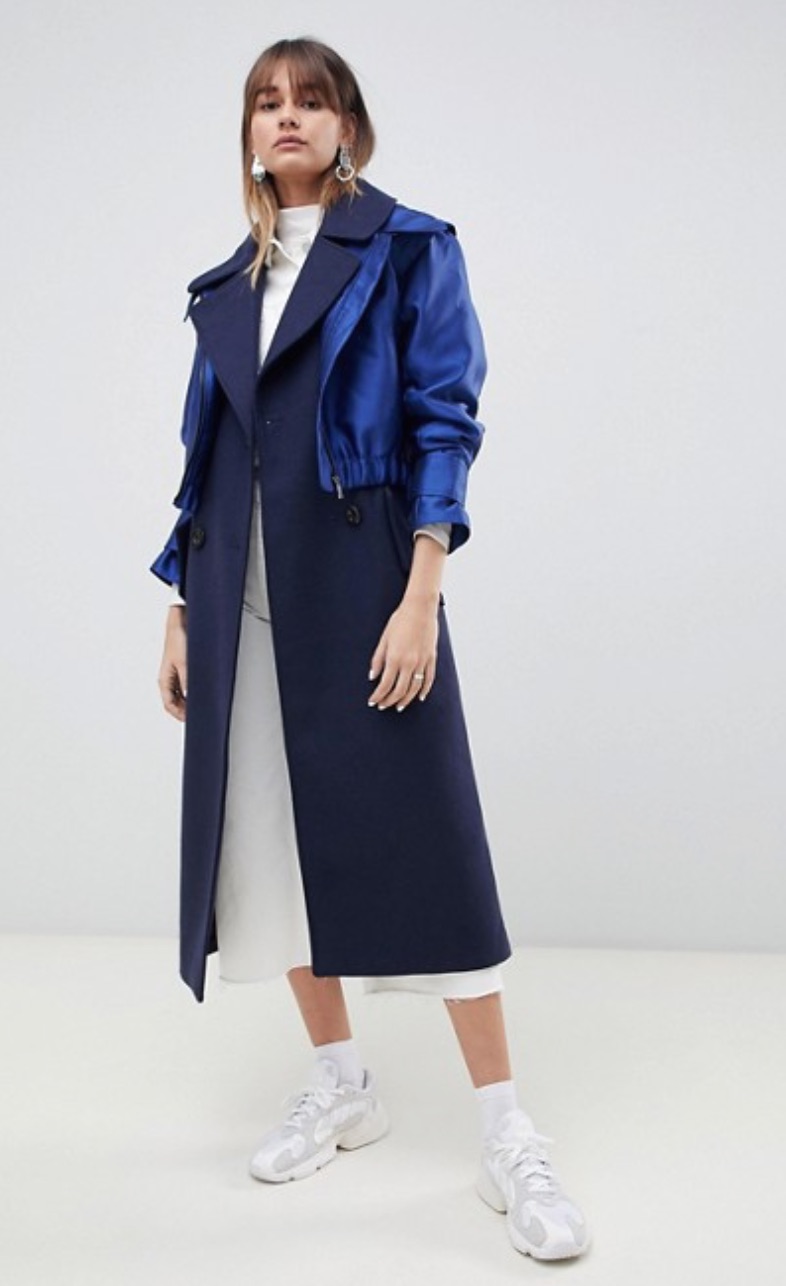 Manteau court bleu marine satiné superposé sur un manteau long bleu marine mat