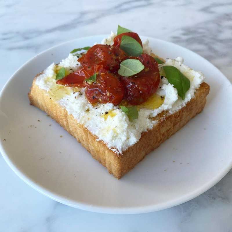 lil toast to ease back into the work week 🍞 thicccc cut homemade milk bread
🧀 @centralvalleyfarm ricotta
🍅 confit cherry tomatoes
🧄 garlic oil and…