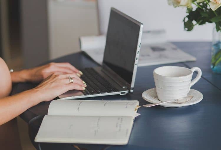 Teilnehmerin während einer Live-Online-Einzelschulung Teilnehmerin mit Laptop während einer Live-Online-Einzelschulung