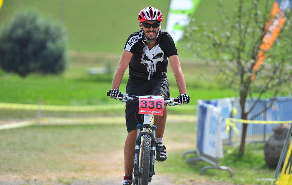 Thomas Hochörtler fährt mit dem Mountainbike durchs Ziel