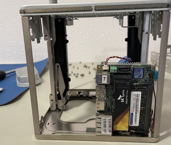 یک برد کامپیوتر درون یک کیس مکعب خالی