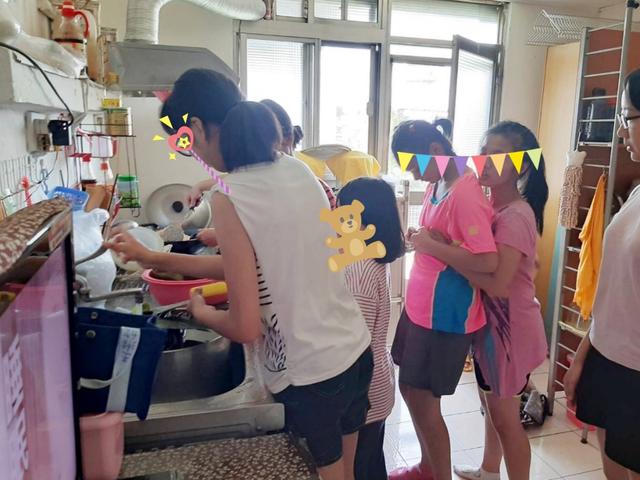 孩子們學習洗粽葉
