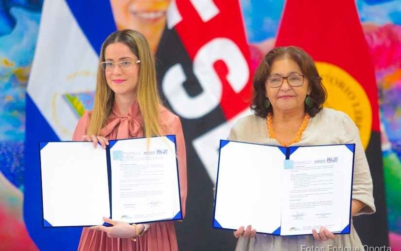 Directora de Telcor y Ministra de Educación de Nicaragua suscriben acuerdo para teleclases.
