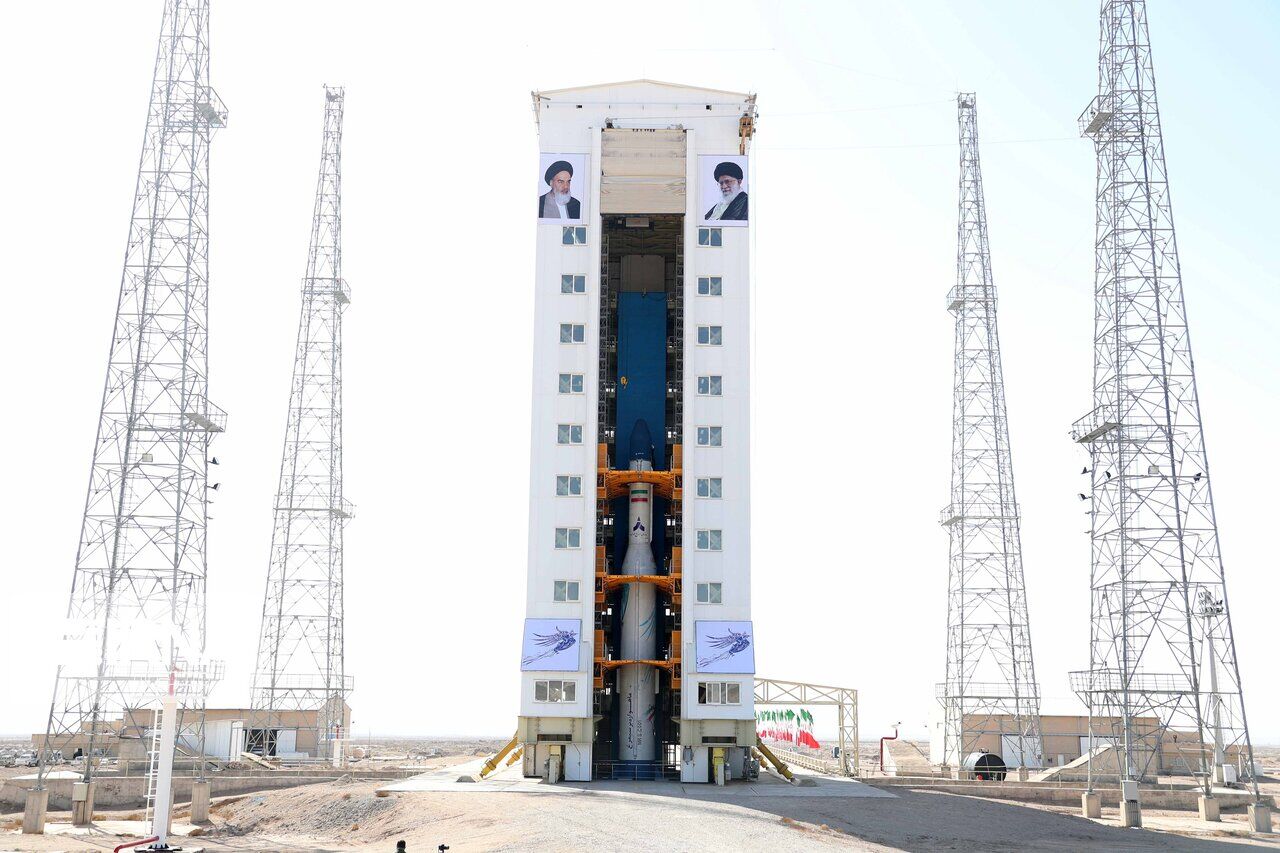 Figure 1: Racheta Simorgh cu satelitul Zafar-1, la centrul spațial Semnan, înainte de lansarea eșuată din 9 februarie 2020 (Sursa: IRNA)