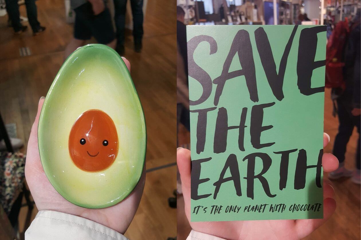 Eine Seifenschalte in Form einer Avocado und eine Postkarte mit dem Text 'Save the Earth'