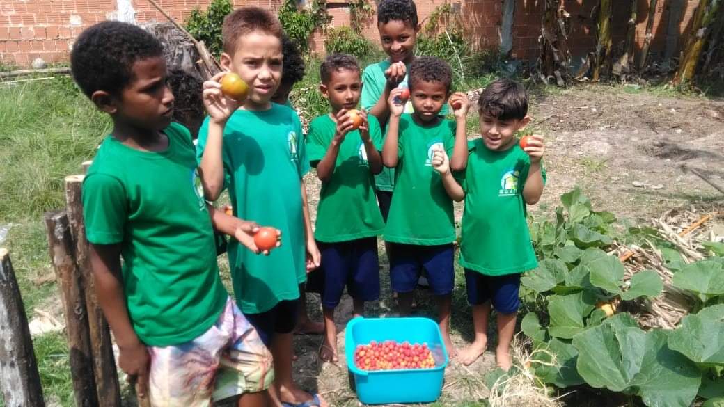 crinças com frutas