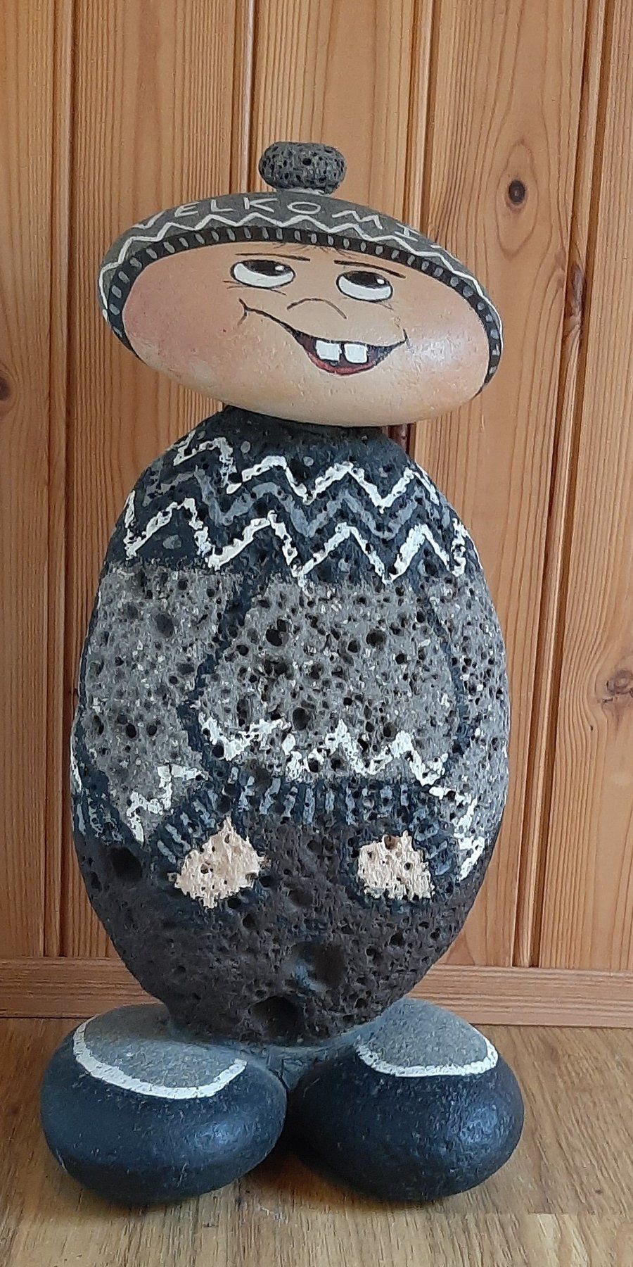 Der süße Wächter des Hauses: Steinfigur mit Wollpullover