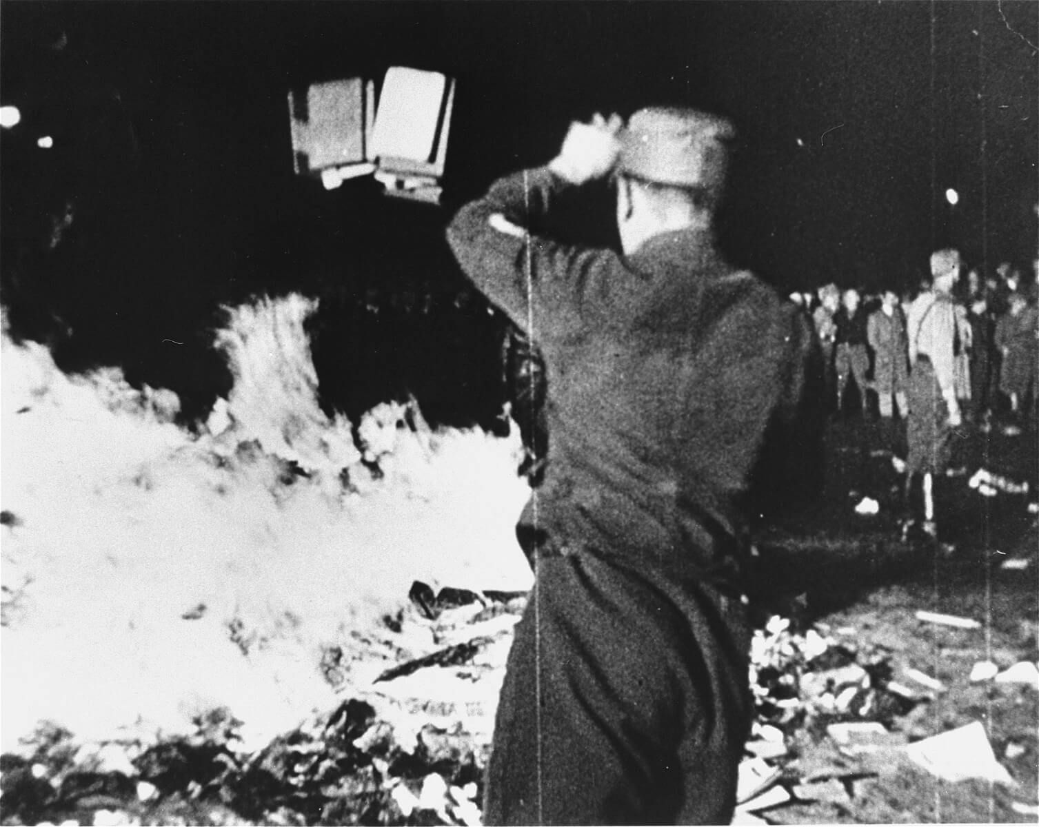 Сожжение книг в нацистской Германии 10 мая 1933 года. Источник: wikipedia.org
