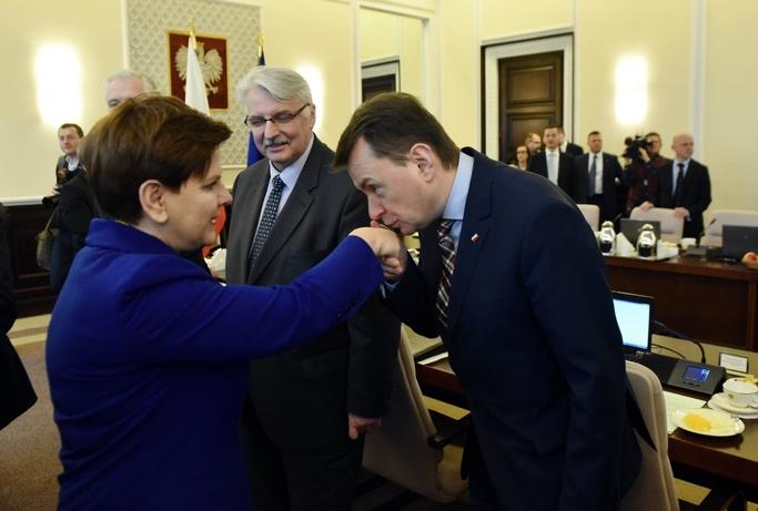 Ostentacyjna galanteria to element wyróżniający polskich polityków. <br> Fot. Damian Burzykowski Newspix