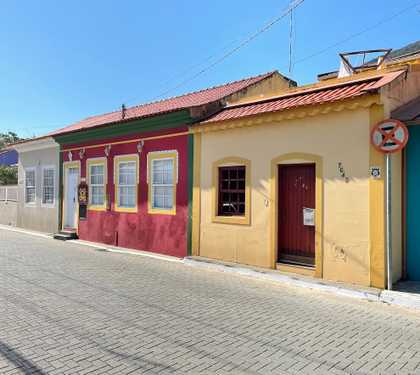 Foto da arquitetura açoriana presente no Ribeirão da Ilha, duas casas típicas da época.