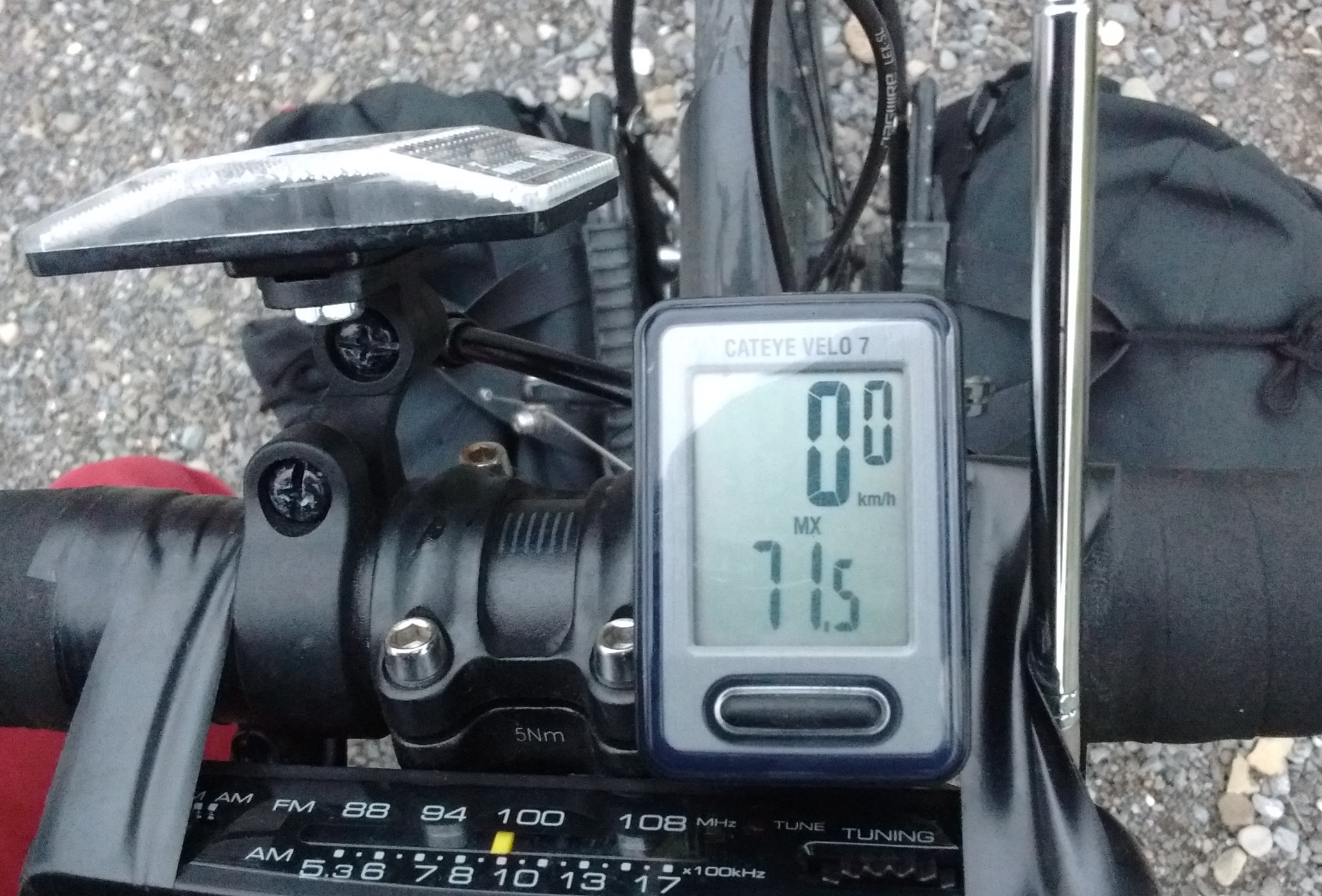 Ordinateur de vélo affichant 71.5 km/h