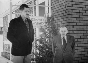 Shaver et Palmer devant le "Shaver's shack"