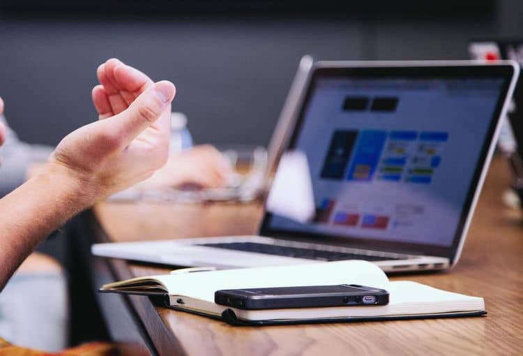 Laptop mit Händen Trainer erklärt an Laptop während eines Workshops