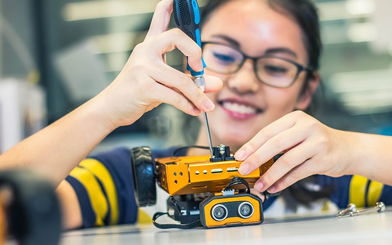 Explore the world of digital fabrication with MakeIT at Libraries, a joint initiative by NLB and IMDA, that aims to encourage Making using Tech.