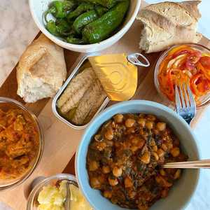 Tapas with spinach and chickpeas