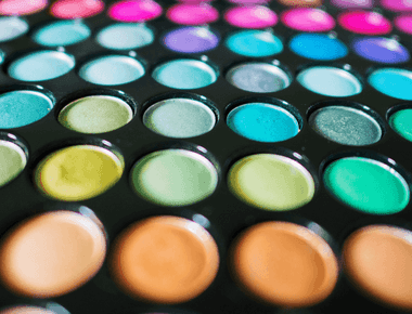 Maquiagem Colorida: Confira inspirações, como combinar as cores e muito mais!