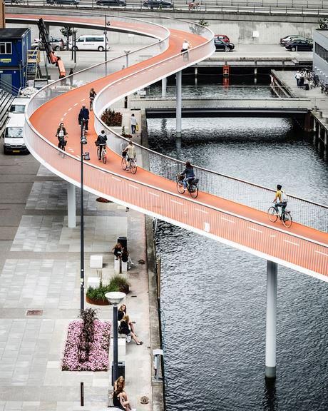 oh my god twitter doesn’t include alt text from images in their API