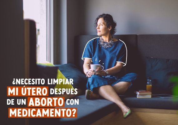 Mujer de mediana edad reposando en el sofá mientras se pregunta si debe limpiar su útero después de un aborto