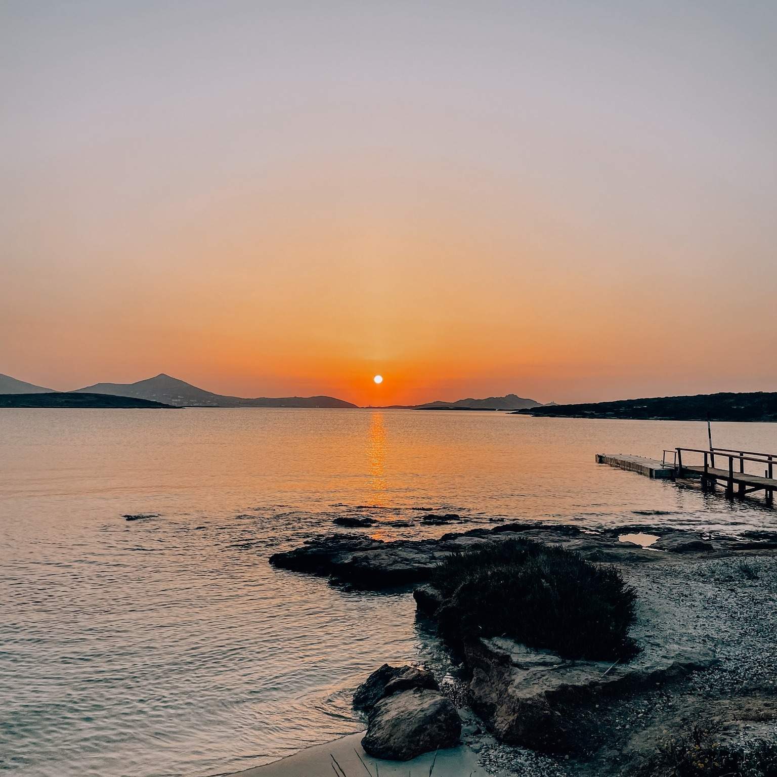 Witness nature's breathtaking finale as the sun bids farewell to the day. The golden hour paints the sky with hues of warmth and wonder, while the sea mirrors the sky's enchanting beauty. 🧡
.
#amalgamhomes #artofcomfort #greece #visitgreece #greekislands #cyclades #greekislands #paros #naxos #mykonos #tinos #ampelas #kastraki #triantaros #travel #wanderlust #greeksummer #discovergreece