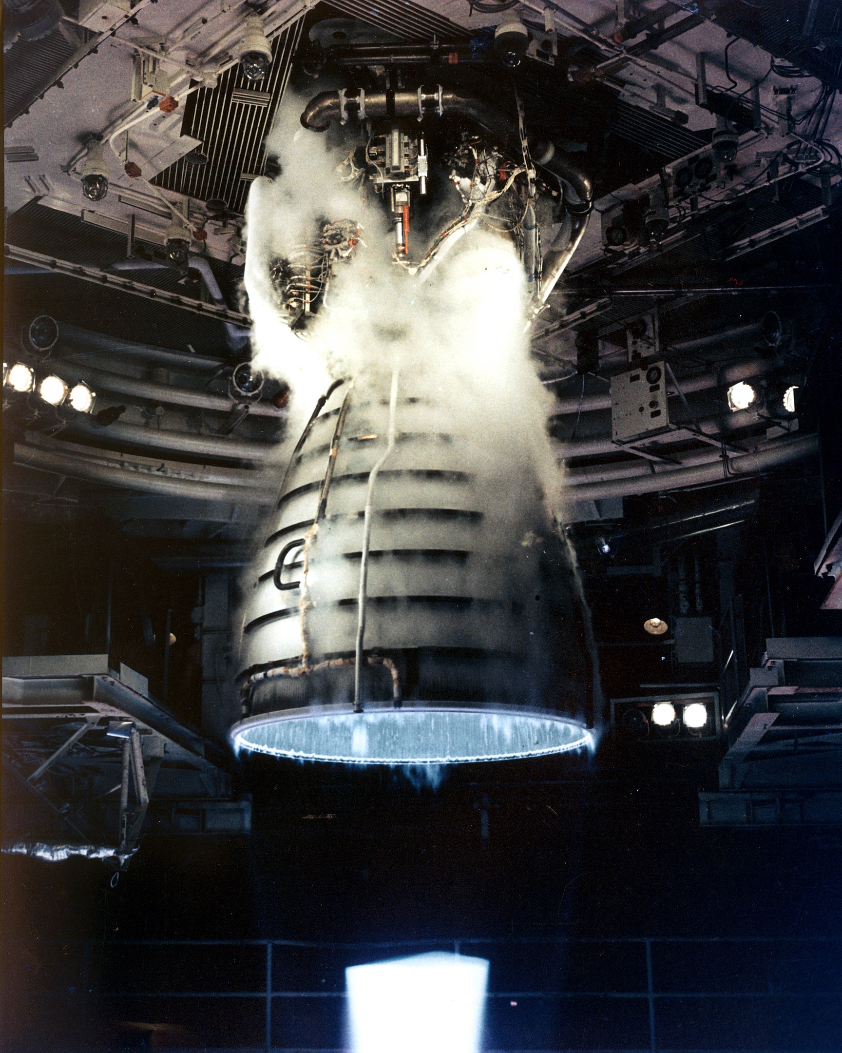 Imaginea 1: Test al unui motor RS-25, realizat în 1981 (sursa foto: NASA)
