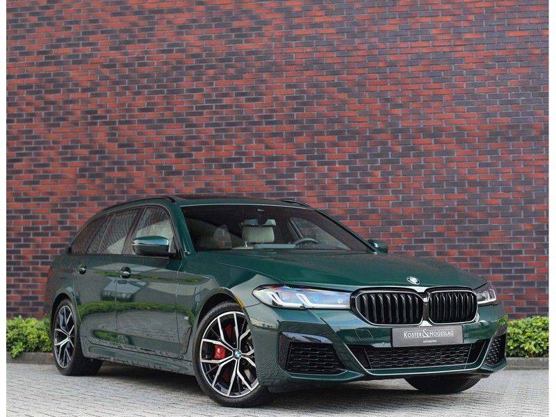 BMW 5 Serie 540i x-Drive *British Racing Green*HUD*Pano*Trekhaak* afbeelding 1